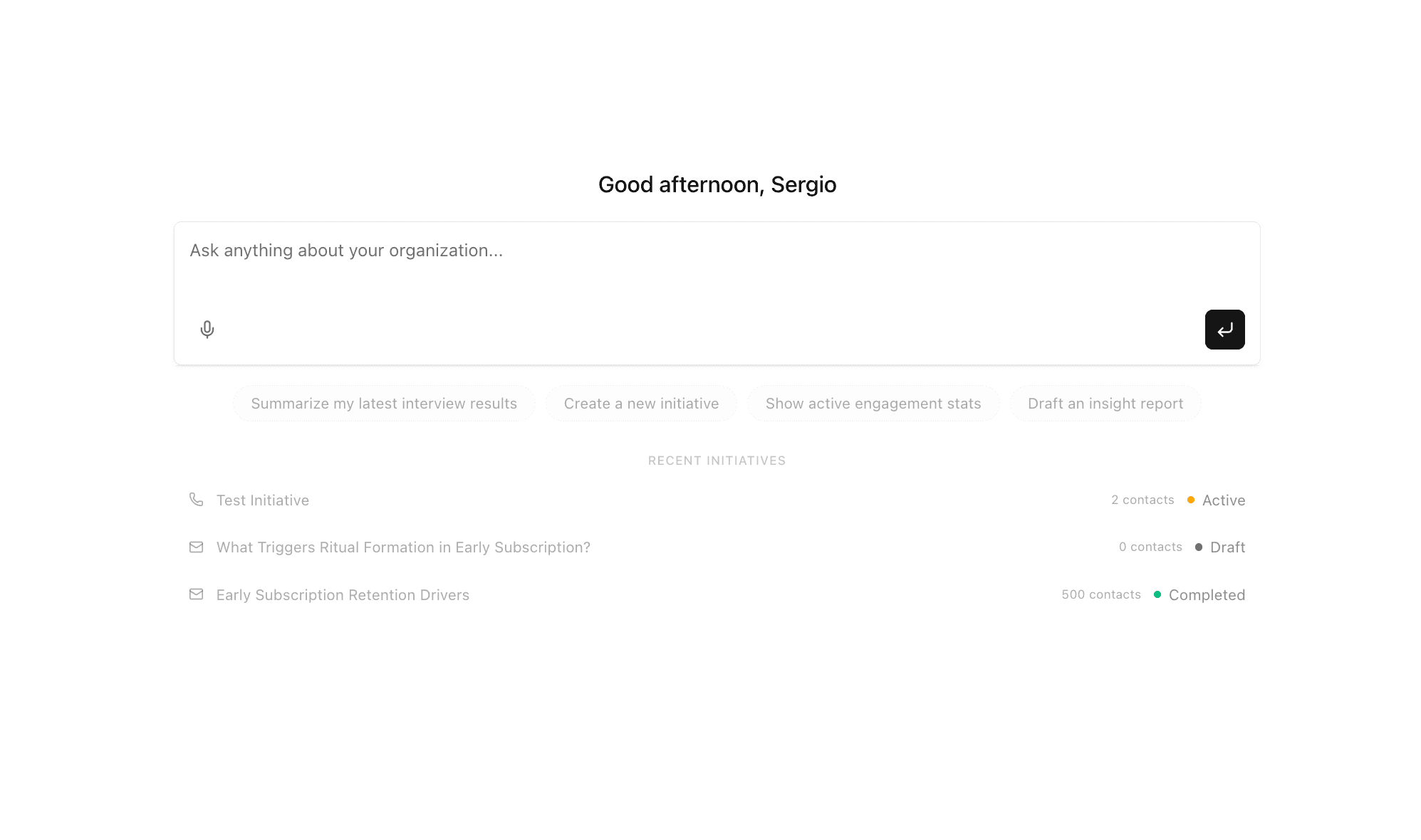 El command center de Boom con un input de chat que dice "Ask anything about your organization", acciones rápidas para resumir entrevistas, crear una iniciativa, ver estadísticas de engagement y redactar un reporte, y una lista de iniciativas recientes